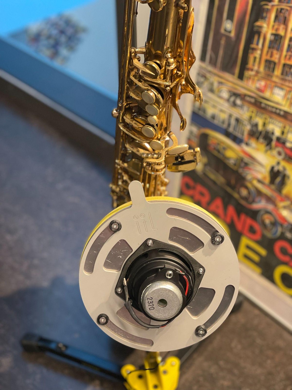Feedback saxophone with bell-mounted speaker